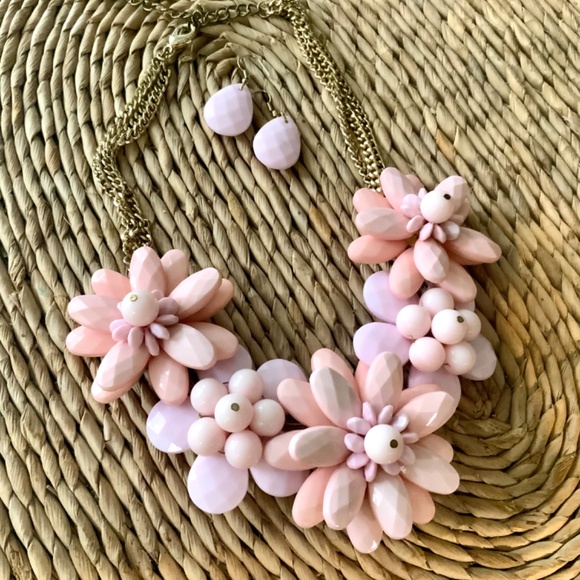VINTAGE STATEMENT NECKLACE/PINK ACRYLIC FLOWER W/EARRINGS ⭐️GOLD CHAIN/NEW COND - Picture 7 of 9